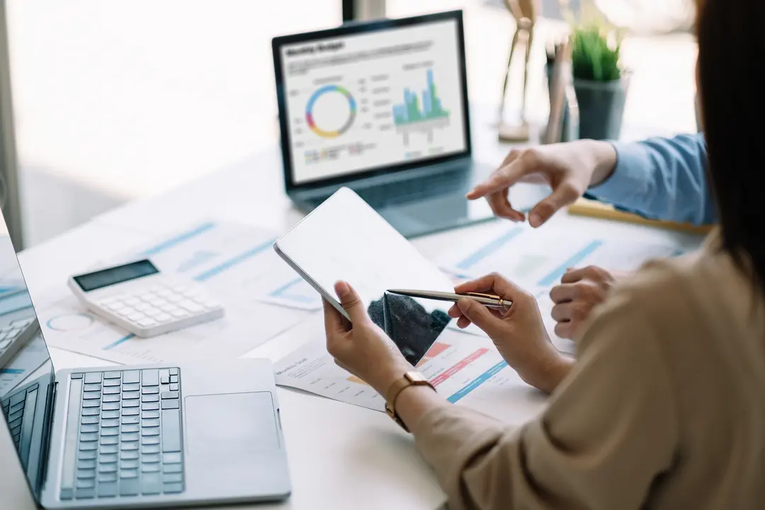 Bookkeeping virtual assistant reconciling accounts and managing invoices